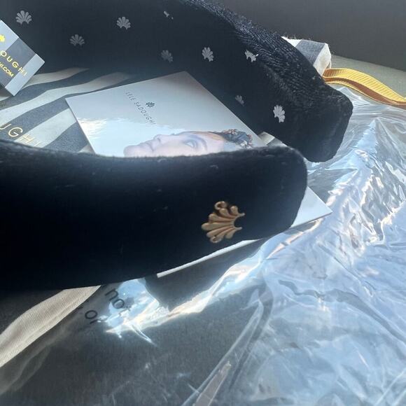 Lele Sadoughi Jet Black Velvet Knotted Headband Gold Logo NWT - Picture 5 of 7